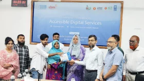 রাজশাহীতে ৫০ প্রতিবন্ধী পেলেন স্মার্টফোন