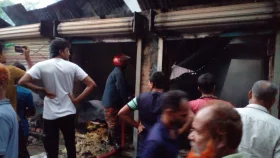 নড়াইলের অগ্নিকাণ্ডে ৩ দোকান পুড়ে ছাই