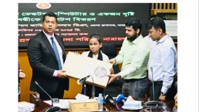 নারায়ণগঞ্জে দৃষ্টি প্রতিবন্ধী হাতে ল্যাপটপ তুলে দিলেন ডিসি