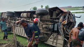 রামপালে বাস উল্টে খাদে পড়ে নিহত ২