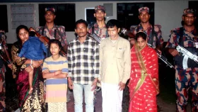ফুলবাড়ী সীমান্তে ভারতীয় নাগরিকসহ আটক ৬
