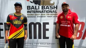 ইতিহাসে প্রথমবার একসাথে আন্তর্জাতিক ক্রিকেটে খেললেন বাবা-ছেলে