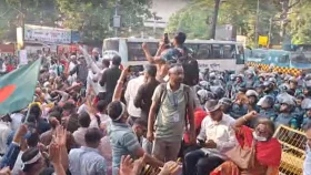 শাহবাগে পুলিশের জলকামান-সাউন্ড গ্রেনেডে ছত্রভঙ্গ শিক্ষকরা