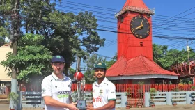 ১৫১ বছরের পুরোনো ঘড়ির সামনে টেস্ট সিরিজের ট্রফি উন্মোচন