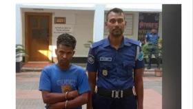 ঘুমন্ত বাবাকে কোদাল দিয়ে কুপিয়ে হত্যা করল ছেলে