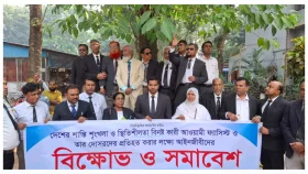 ঝিনাইদহে নৈরাজ্যের প্রতিবাদে আইনজীবীদের বিক্ষোভ