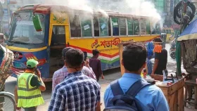 এবার মিরপুরে শতাব্দী বাসে আগুন