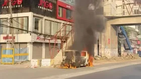 উত্তরায় মাইক্রোবাসে আগুন