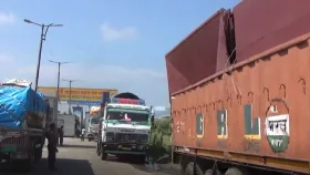 বেনাপোল স্থলবন্দরে আমদানি-রপ্তানি কার্যক্রম সচল, শ্রমিকদের বিক্ষোভ