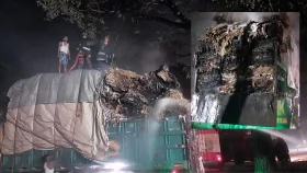 গজারিয়ায় দুর্বৃত্তদের দেওয়া আগুন পুড়লো থেমে থাকা ট্রাক