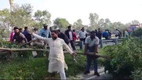 আ.লীগের দেওয়া ব্যারিকেড তুলে দিল বিএনপি কর্মীরা