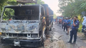 ককটেল বিস্ফোরণ ও ট্রাকে আগুনের ঘটনায় আটক ৩