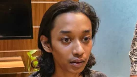 বাসে আগুন দিয়ে নদীতে ঝাঁপ দিল কলেজছাত্র