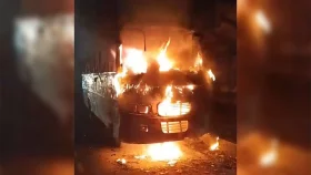 মধ্যরাতে মানিকগঞ্জে স্কুলবাসে আগুন, চালক দগ্ধ