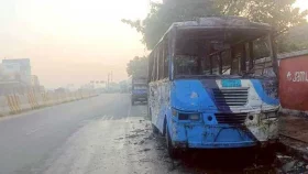 মহাসড়কে দাঁড়িয়ে থাকা বাসে আগুন