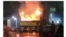 ময়মনসিংহে পার্কিং করা কাভার্ড ভ্যানে আগুন