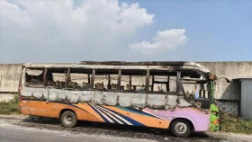 কেরানীগঞ্জে দাঁড়িয়ে থাকা বাসে দুর্বৃত্তদের আগুন
