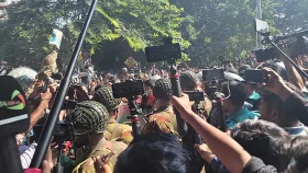 ধানমন্ডি ৩২-এ বুলডোজার, আইনশৃঙ্খলা রক্ষাকারী বাহিনীর লাঠিপেটা