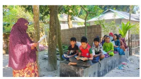 স্কুলে যাওয়ার পথ বন্ধ, গাছতলায় কক্ষ খুলে পড়ালেখা