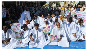 মনোনয়ন পরিবর্তনের দাবিতে কাফনের কাপড় পরে অনশন