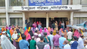 জামালপুরে হাতিয়ে নেওয়া টাকা ফেরত পেতে উপজেলা ঘেরাও