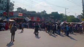 গ্রেপ্তারসহ ৩ দফা দাবিতে ঢাকা-রাজশাহী মহাসড়ক অবরোধ