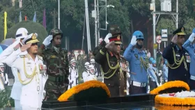 শিখা অনির্বাণে তিন বাহিনীপ্রধানের শ্রদ্ধাঞ্জলি