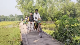 ঝুঁকিপূর্ণ সেতু দিয়ে ৪ গ্রামের মানুষের পারাপার&nbsp;