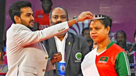 রূপালীকে মুকুট পড়িয়ে দিলেন ক্রীড়া উপদেষ্টা আসিফ মাহমুদ