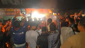 বিএনপির মনোনয়ন পরিবর্তনের দাবিতে টায়ার জ্বালিয়ে বিক্ষোভ