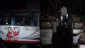 ধামরাইয়ে পার্কিং করা বাসে আগুন