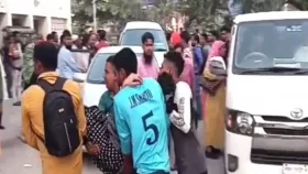 পোশাক কারখানা শতাধিক শ্রমিক অসুস্থ হয়ে হাসপাতালে