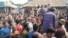সার সংকটের প্রতিবাদে কৃষকদের সড়ক অবরোধ