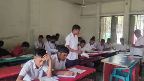 শিক্ষকবিহীন পরীক্ষার হলে হযবরল অবস্থা, অভিভাবকদের ক্ষোভ