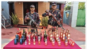 বেনাপোল সীমান্তে বিদেশি মদসহ চোরাইপণ্য জব্দ