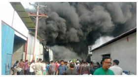 নারায়ণগঞ্জে ককসিট কারখানা&ndash;গুদামে আগুন