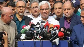 একদিকে খালেদা জিয়া, অন্যদিকে নিজের মা