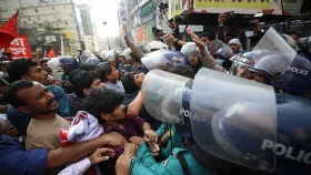 কাকরাইলে বাম সংগঠনগুলোর মিছিলে পুলিশের বাধা, লাঠিপেটা