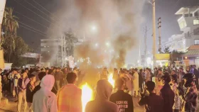 কলেজছাত্রের ওপর হামলা প্রতিবাদে মহাসড়ক অবরোধ