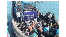 ইঞ্জিন বিকল হয়ে সমুদ্রে ভাসমান ৪৫ যাত্রীসহ বোট উদ্ধার