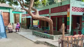 পরীক্ষা কেন্দ্রে নেই শিক্ষক, দায়িত্বশীল কর্মকর্তারাও নীরব