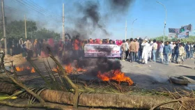 জনতার বাঁধায় পিছু হটলো বিআইডব্লিউটিএ