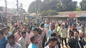 সারের দাবিতে লালমনিরহাটে মহাসড়ক অবরোধ