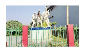ঝোপঝাড় আর ময়লার ভাগাড়ে পরিণত হয়েছে স্মৃতি স্তম্ভ