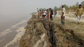 অসময়ে যমুনার ভাঙনে দিশেহারা সারিয়াকান্দির মানুষ