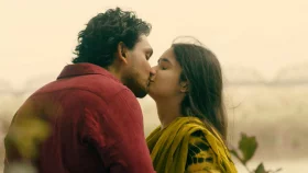 &lsquo;চুম্বন&rsquo; প্রশ্নে বিব্রত ঐশী