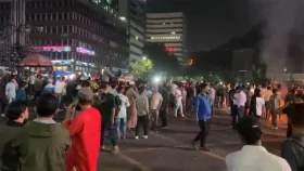 কারওয়ান বাজারে মুঠোফোন ব্যবসায়ীদের বিক্ষোভ, সড়ক অবরোধ