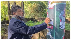 নিজ হাতে পোস্টার ছিঁড়লেন শিশির মনির