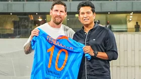 টেন্ডুলকারের মাঠে সুনীল ছেত্রীদের সাথে  ফুটবল খেললেন লিওনেল মেসি