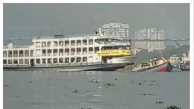 নারায়ণগঞ্জে বুড়িগঙ্গায় যাত্রীবাহী লঞ্চের ধাক্কায় বাল্কহেড ডুবি